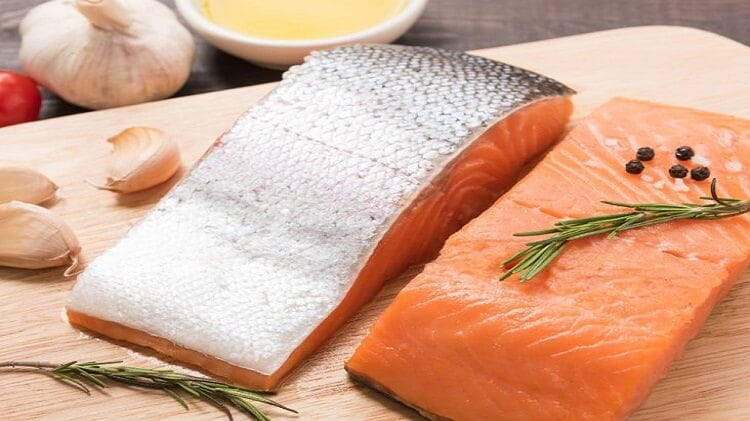 أكل جلد سمك السلمون: فوائد ومخاطر والآثار الجانبية